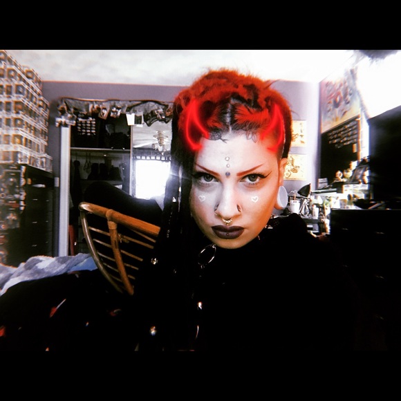 🧛🏻♀️ MEET UR POSHER 🧛🏻♀️ - Picture 1 of 3